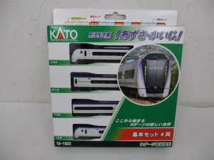 外箱の正面。窓越しに4両の車両が見え、E353系「あずさ・かいじ」基本セット4両 の印字があります。