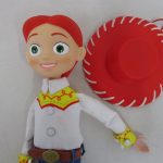 本体の上半身と赤い帽子の拡大。赤い三つ編みと白いシャツです。