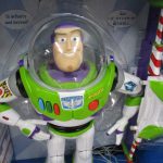 本体の上半身の拡大。透明なヘルメットと緑と紫の宇宙服です。