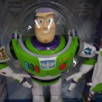 本体の上半身の拡大。透明なヘルメットと緑と紫の宇宙服です。