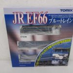 外箱正面。TOMIX と JR EF66 ブルートレイン の印字があり、窓越しに3両が見えます。