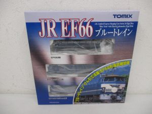 外箱正面。TOMIX と JR EF66 ブルートレイン の印字があり、窓越しに3両が見えます。