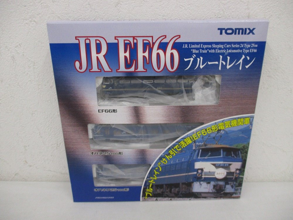 外箱正面。TOMIX と JR EF66 ブルートレイン の印字があり、窓越しに3両が見えます。