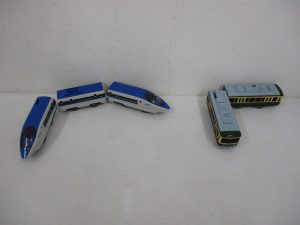 箱から出した車両。左の白と青の3両が本商品の 500系新幹線 です。