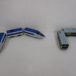箱から出した車両。右の緑とクリーム色の2両が本商品の 江ノ電500形 です。