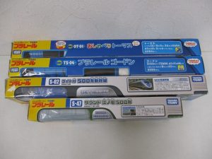 4つの箱の側面。いちばん下の箱に S-47 サウンド江ノ電500形 の印字があります。