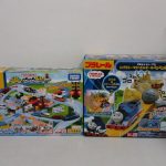 同じ出品の2箱を並べた正面。右の箱に にげろ!トーマス! ボルダーのゴロゴロ山セット の印字があります。