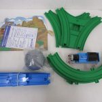 緑と青のレール、岩のパーツ、トーマスの車両、説明書を並べて撮影。