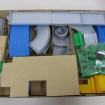 箱の中の拡大。レールや高架、踏切のパーツが収まっています。