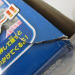 外箱の角の拡大。破れがあります。