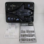 トレーに収まった機体と付属品、説明書。