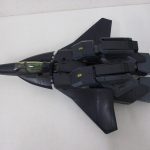 戦闘機形態の機体を上から撮影しています。