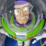 本体の上半身の拡大。透明なヘルメットと緑と紫の宇宙服です。