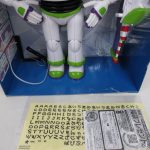 本体の脚と付属の文字シールの拡大。