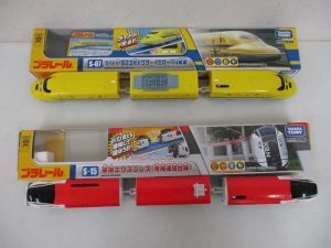 2つの箱と車両。下の箱と赤と白の3両が本商品の 成田エクスプレス です。