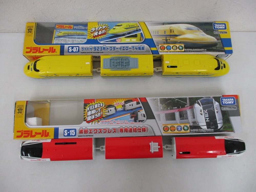 2つの箱と車両。下の箱と赤と白の3両が本商品の 成田エクスプレス です。