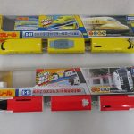 2つの箱と車両。上の箱と黄色の3両が本商品の ドクターイエロー です。