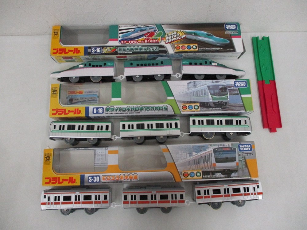 3つの箱と車両。中央の箱と白に緑の帯の3両が本商品の 千代田線16000系 です。