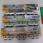 3つの箱と車両。上の箱と緑と白の3両が本商品の E5系新幹線はやぶさ です。