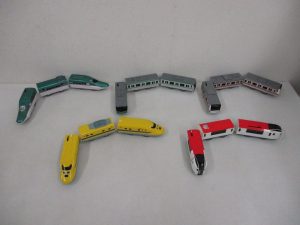 箱から出した5編成の車両。右上の銀色にオレンジの帯の車両が本商品の E233系中央線 です。