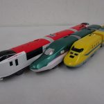 3編成の先頭車を並べた写真。右の黄色の先頭車が本商品の ドクターイエロー です。