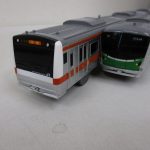 2編成の先頭車を並べた写真。右の緑の帯の先頭車が本商品の 千代田線16000系 です。