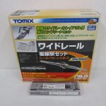 駅セットの外箱と、手前の機関車のケース。ケースに 2006 J.R. Steam Locomotive Type C61 (C61 20) の表記があります。