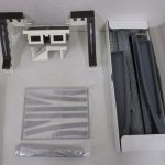 駅セットの中身。橋上駅舎とホームの部品、レールの部品が並んでいます。
