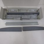 箱に入ったホームとレールの部品。