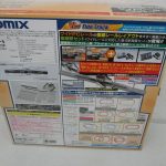 外箱の背面。セットの内容とレールのレイアウト例があります。