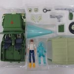 トレイの拡大。ジープと人形、武器や付属パーツが収まっています。