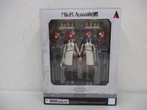 ブリングアーツ ニーア オートマタ デボル＆ポポルの外箱正面です。