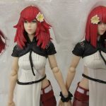 2体の上半身のアップ。赤い髪に花の飾りを付けています。