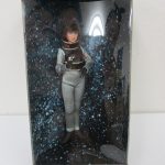 X星人 波川女史バージョンのドールの外箱正面。窓から人形の全身が見えます。