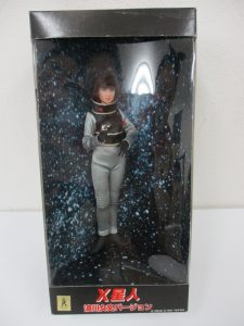 X星人 波川女史バージョンのドールの外箱正面。窓から人形の全身が見えます。
