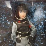 窓越しに人形の上半身を撮影。銀色の宇宙服を着ています。