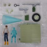トレイの付属品の拡大。人形2体、交換用の顔、武器、幌のパーツです。