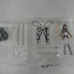トレイの中身を撮影。本体と立体機動装置、刃、交換用の顔、台座が収まっています。