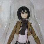 本体の上半身と交換用の顔の拡大。マフラーと茶色のジャケットの造形です。