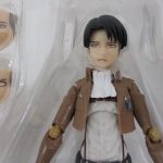 本体の上半身と交換用の顔の拡大。首元のスカーフと茶色のジャケットの造形です。