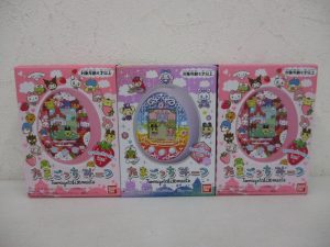 3つの箱を並べた正面。中央の紫の箱が本商品の ファンタジーみーつver. パープル です。