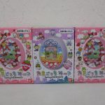 3つの箱を並べた正面。左右のピンクの2箱が本商品の サンリオキャラクターズみーつver. です。
