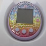 本体の正面の拡大。虹色の飾りと宝石の模様があります。