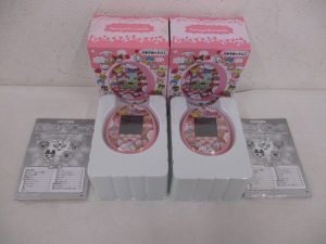 ピンクの2箱と、トレーに入った本体2つ、説明書。