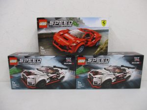 3つの箱を積んだ写真。上の赤い車の箱が本商品の 76895 Ferrari F8 Tributo です。