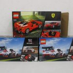 3つの箱の背面。下の2箱に白い車の写真があります。