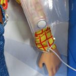 右腕を寄って撮影。ボタンが外れて内部の部品が見えています。