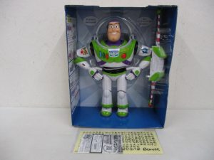 箱に収まった本体と説明書。箱に バズ・ライトイヤー の印字があります。
