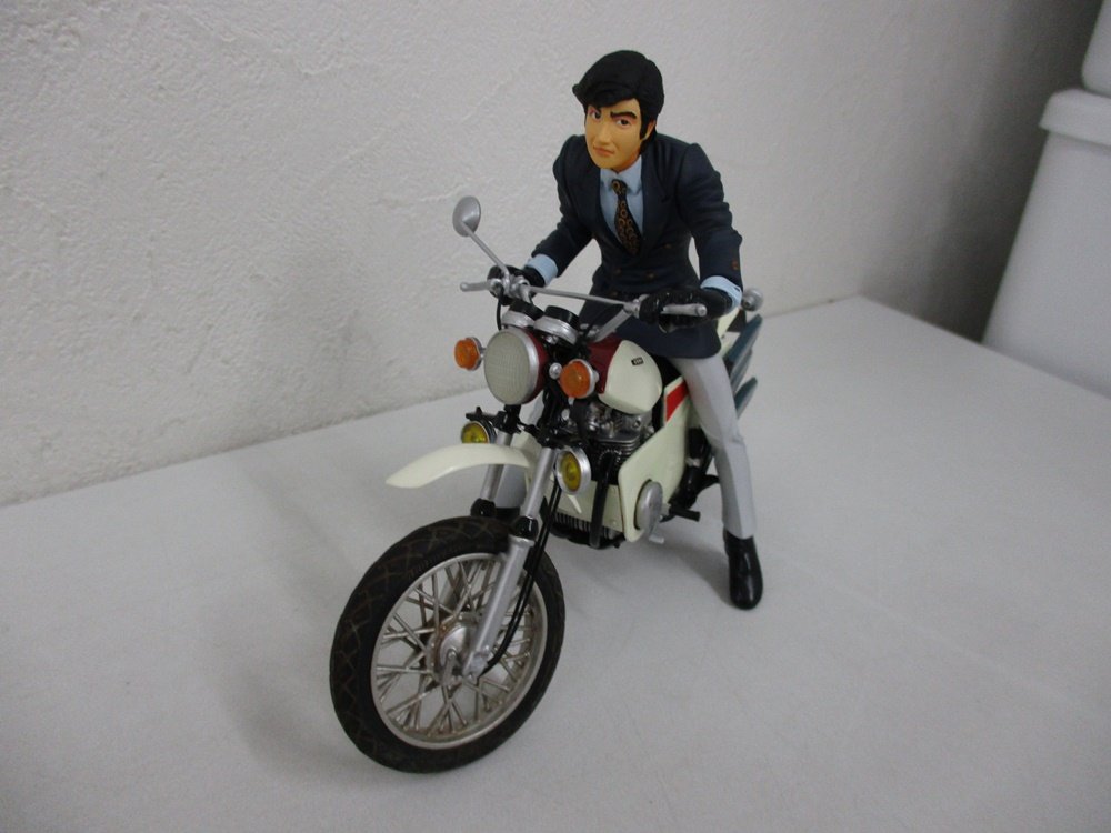 B-CLUB 本郷猛＆サイクロン号 1/12 フィギュアの全体。