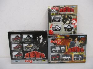 同じ出品の3箱を並べた正面。左の黒い箱が本商品のチョロQ 西部警察セット No.1 です。